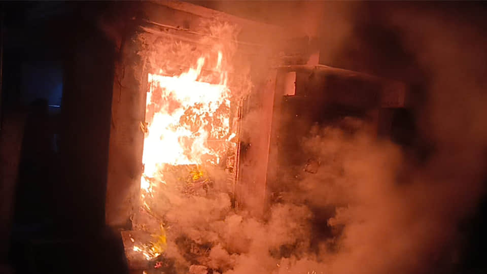 दुकान में लगी भीषण आग