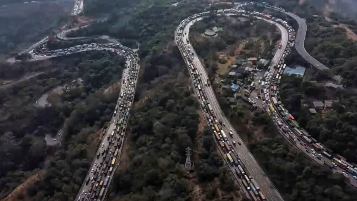 Mumbai-Pune Expressway Traffic Jam: Holiday Rush Causes Kilometer-Long Queues, Commuters Stuck for Hours