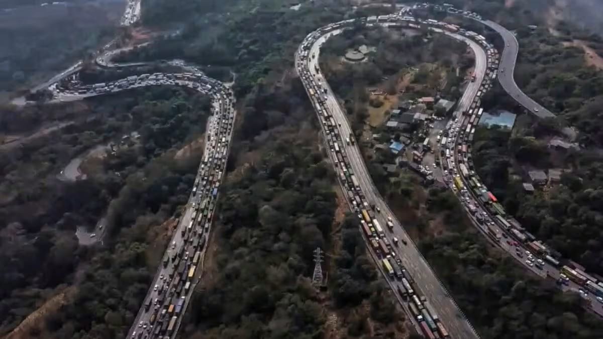 Mumbai-Pune Expressway Traffic Jam: Holiday Rush Causes Kilometer-Long Queues, Commuters Stuck for Hours