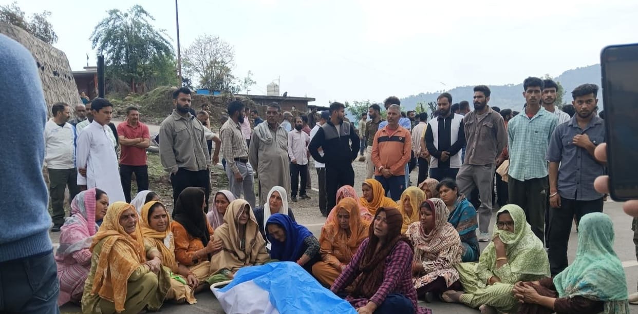 25 yrs old boy found dead in chakli area of Rajouri. Family alleges murder