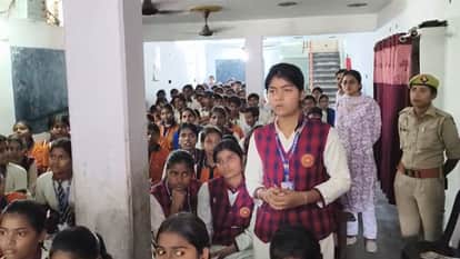 Police Classroom in Chandauli CO Arun Kumar Singh taught children lesson on law