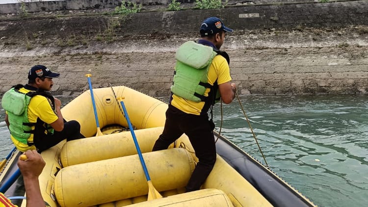 Rishikesh: नोएडा से घूमने आए थे तीन दोस्त, चीला नहर में सेल्फी लेने गया एक युवक तेज लहरों में बहा