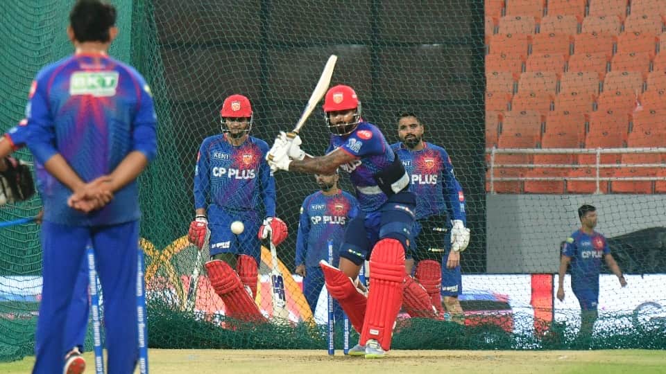 अभ्यास के दौरान शॉट्स लगाते पंजाब किंग्स के कप्तान श्रेयस अय्यर।