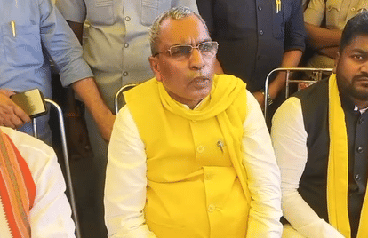 UP: Minister Om Prakash Rajbhar met the family of the ice cream seller who was murdered by slitting his throa