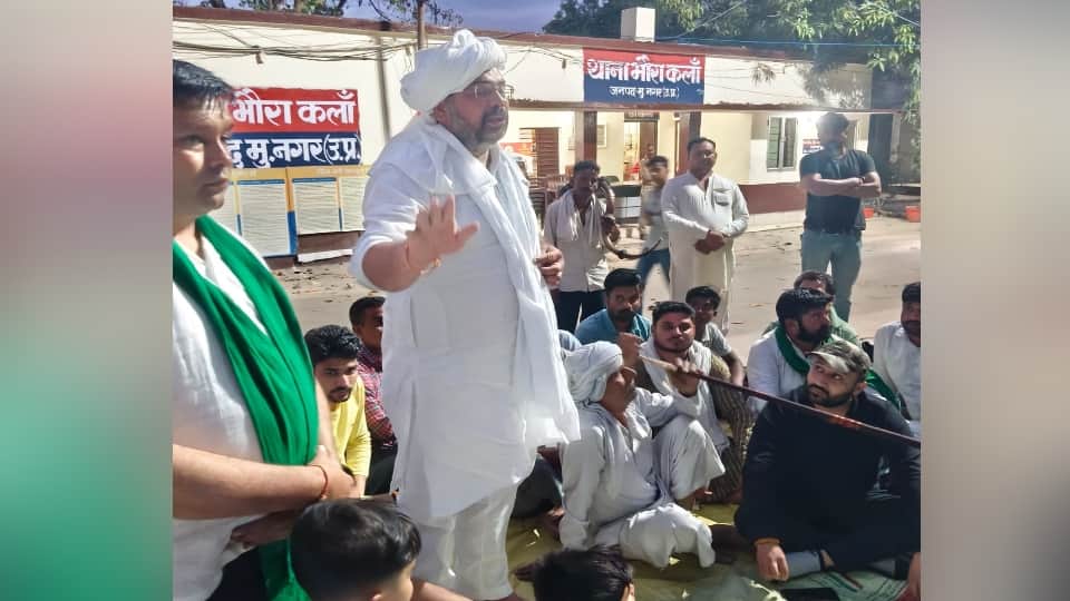 UP: Anger erupted in Muzaffarnagar over the arrest of Rakesh Tikait, workers surrounded the police station