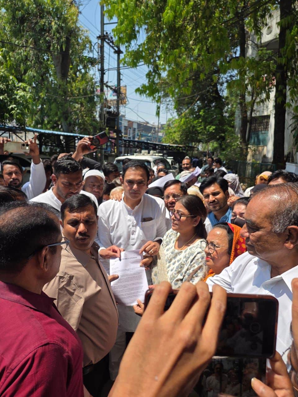 कलेक्टर कार्यालय पहुंचे रहवासी