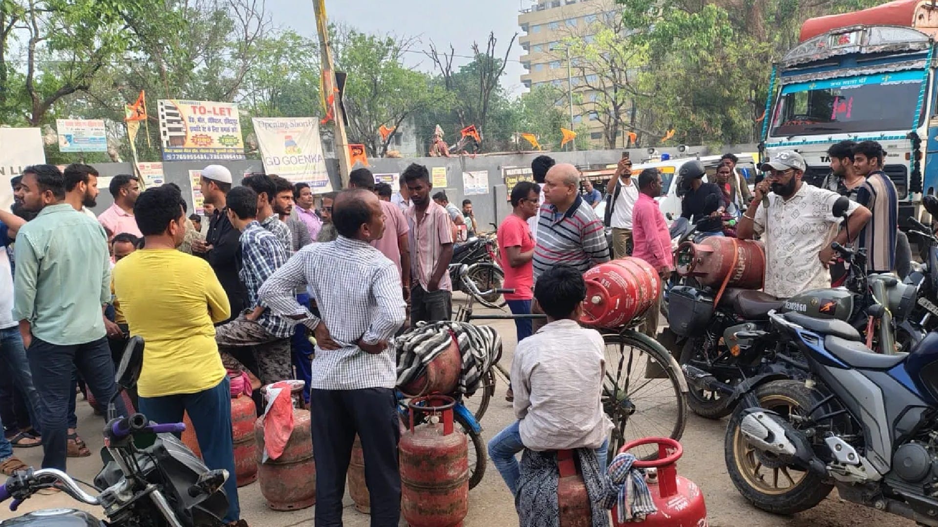 In Patna's Phulwari Sharif, people upset over not getting gas staged a protest by blocking the road.