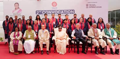 नालंदा विश्वविद्यालय में दीक्षांत समारोह में राष्ट्रपति के साथ विदेश मंत्री, राज्यपाल और अन्य।