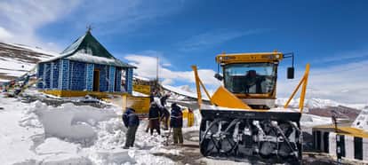 Snow clearance work at Tanglang La in final stages, expected to open by April end