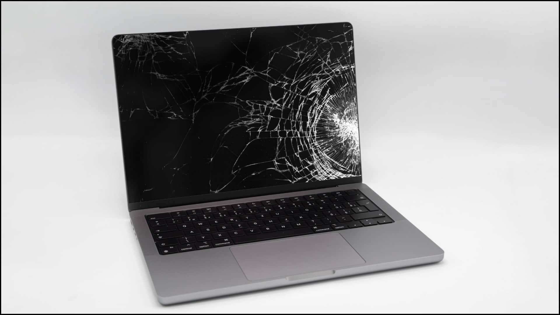 टूटी स्क्रीन वाला लैपटाॅप