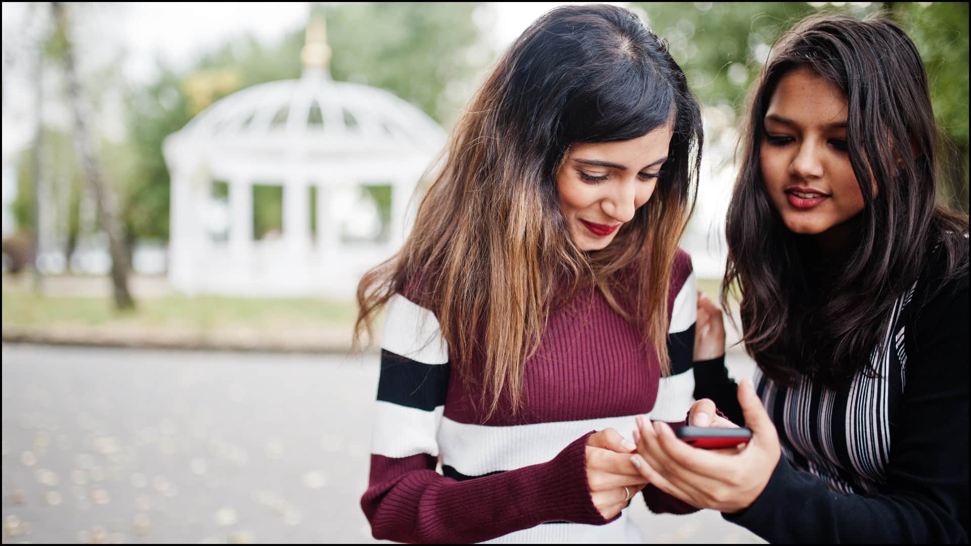 मोबाइल देखते दोस्त