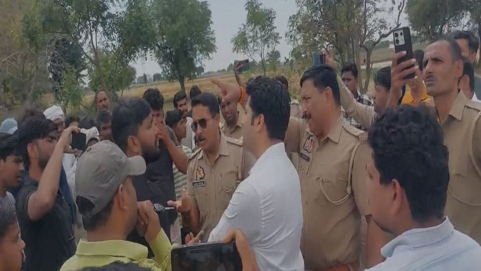 Opposition to opening of liquor shop in Sikhra village