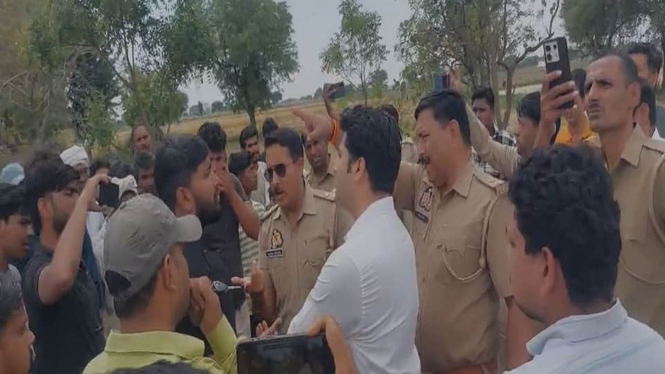 गांव में शराब के ठेके का विरोध करते ग्रामीण, समझाते पुलिसकर्मी