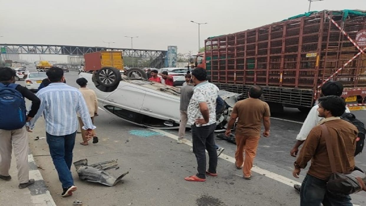 Three vehicles collided on DME a Honda City went in opposite direction and overturned