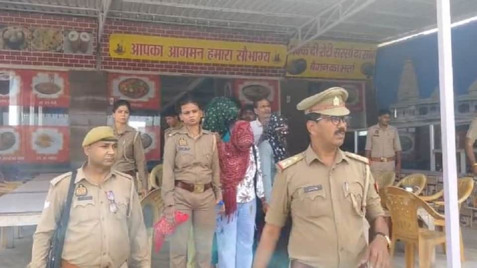 हिरासत में लिए युवक-युवतियां।