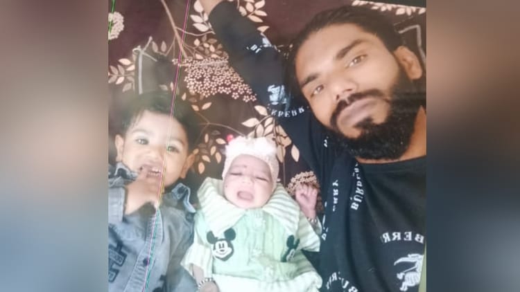 UP: मुजफ्फरनगर में घर में मिले दंपती व दो बच्चों के शव, फंदे पर लटका था पति, पत्नी फर्श पर, बिस्तर पर थे मासूम