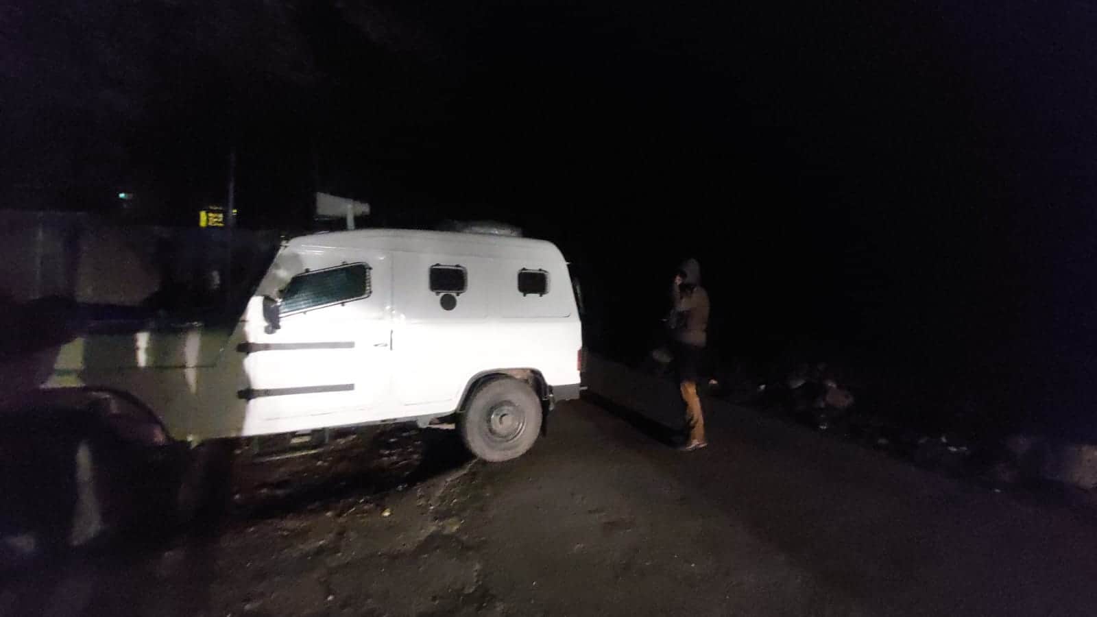 जवानों ने इलाके को घेरा