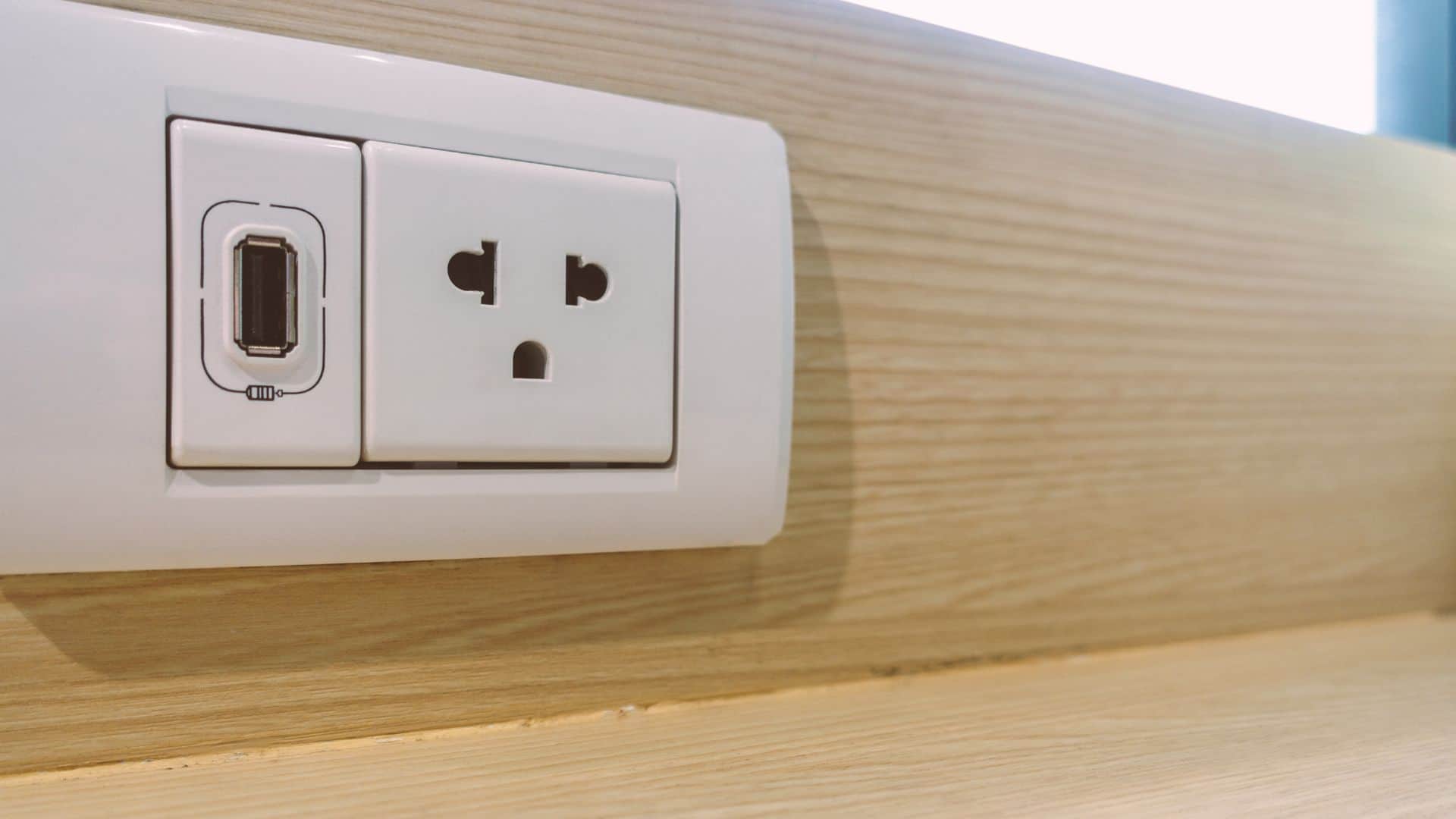 Juice Jacking Alert 2026: Why Charging Your Phone at Public USB Ports Can Lead to Data Theft and How to Stay S