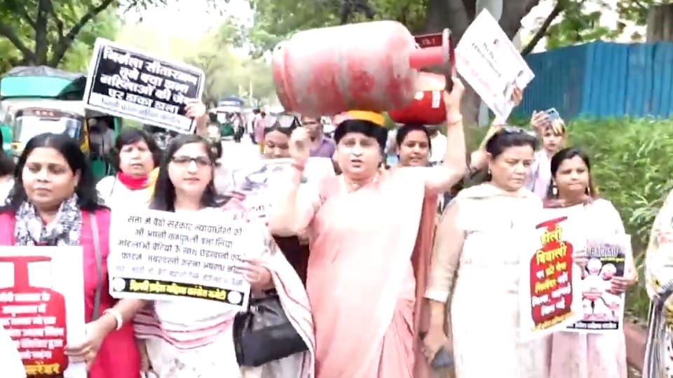 Mahila Congress protests near BJP headquarters in Delhi over LPG crisis