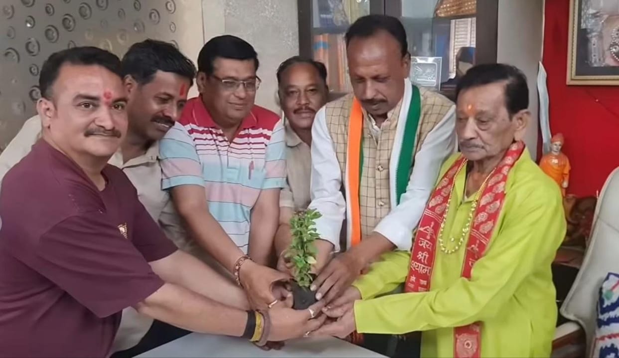 Indore News Congress leaders visit veteran BJP leader Satyanarayan Sattan