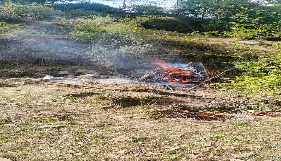 काई घाट पर जलती मृतकों की चिता।