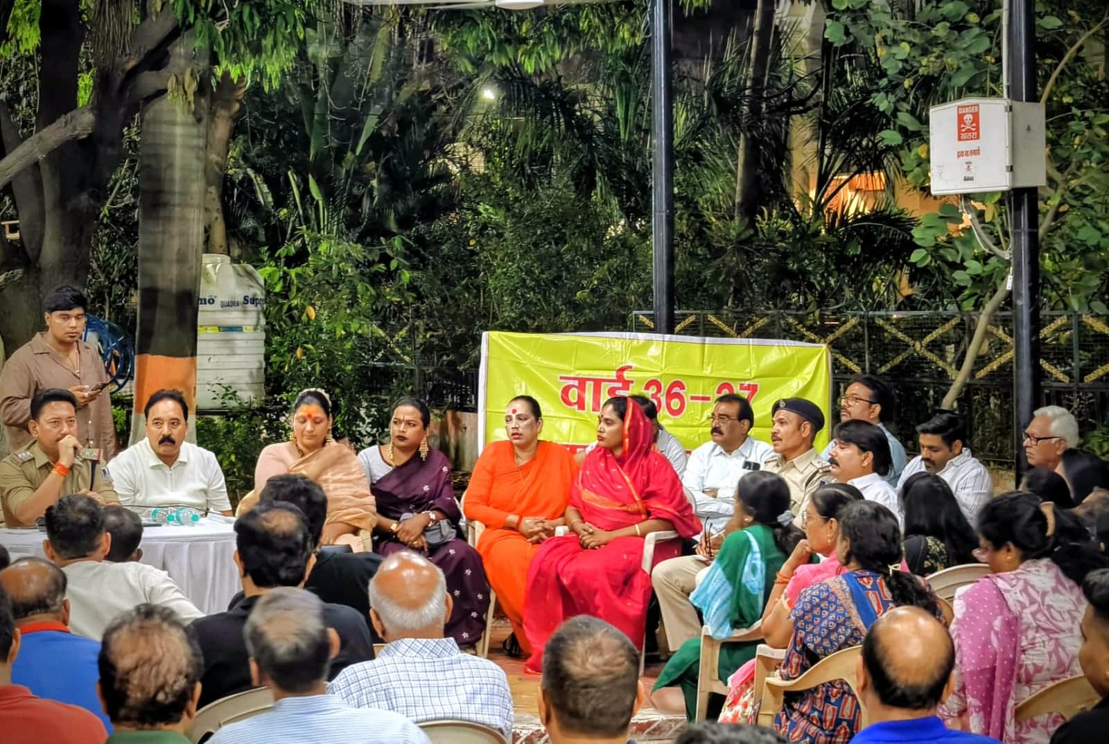 किन्नरों के साथ रहवासी व पुलिस अधिकारियों की बैठक।