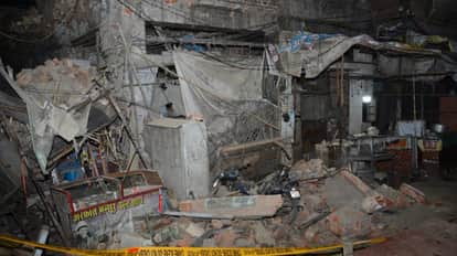 Kanpur 100 Year Old House Collapses at Midnight Seven Injured Under Rubble Gas Cylinder Sparks Panic