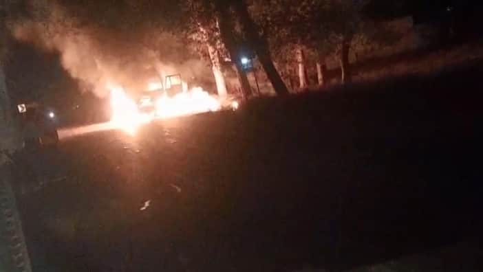 तेल की टंकी फटने से डंपर जला