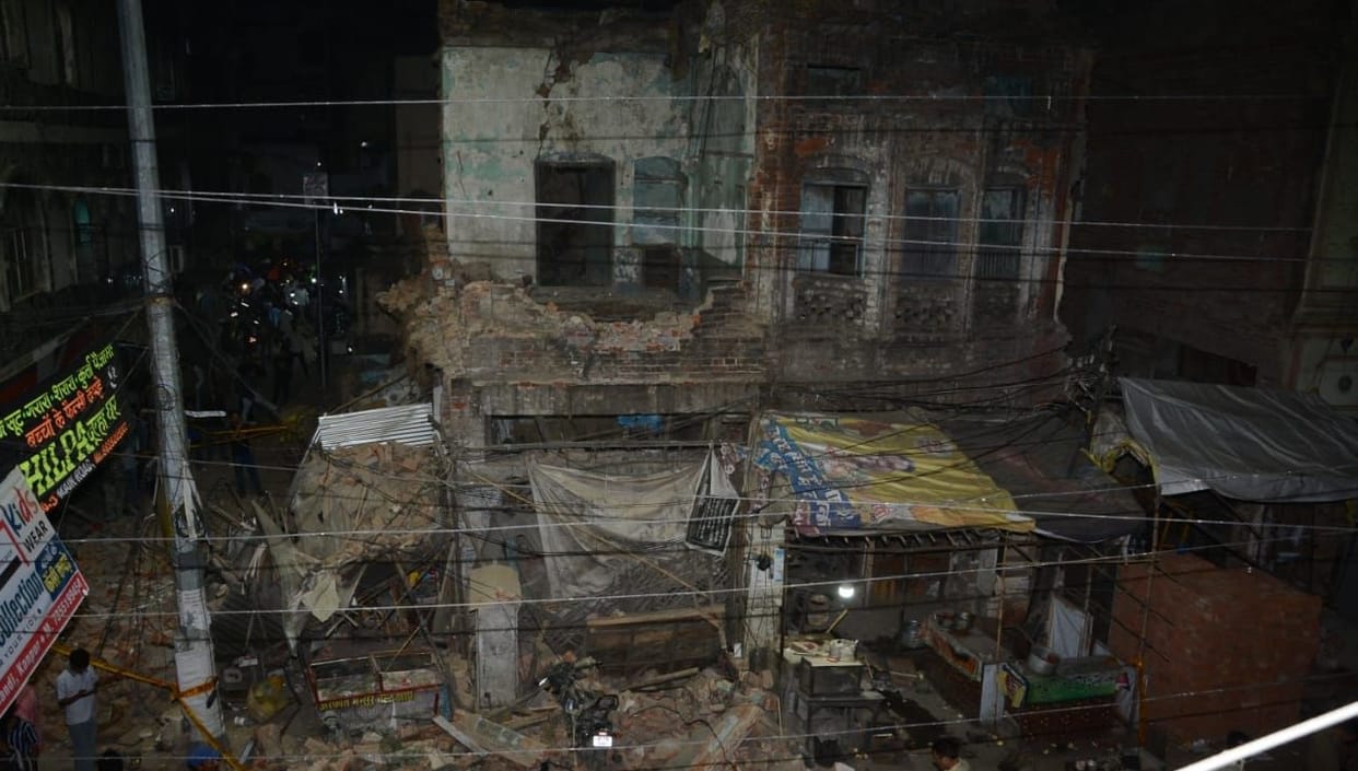 Kanpur 100 Year Old House Collapses at Midnight Seven Injured Under Rubble Gas Cylinder Sparks Panic