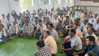 Indore News Farmers protest land acquisition for Barwah-Maheshwar-Dhamnod four-lane