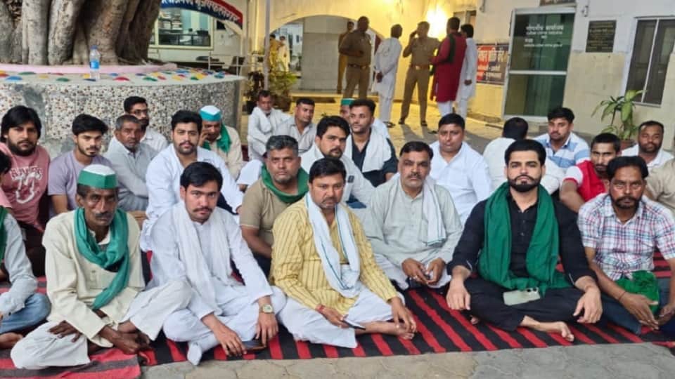 UP: Anger erupted in Muzaffarnagar over the arrest of Rakesh Tikait, workers surrounded the police station