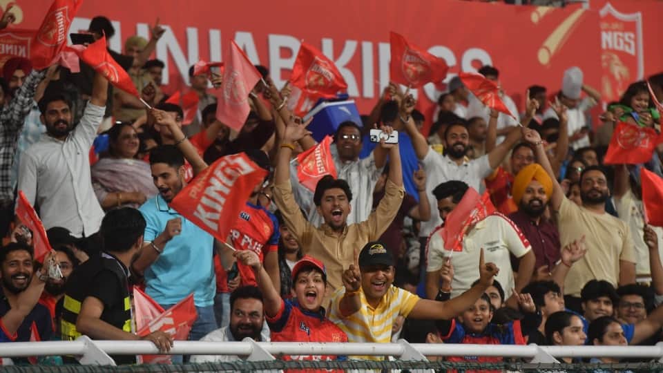 मुल्लांपुर स्टेडियम में गुजरात और पंजाब मैच का लुत्फ उठाते दर्शक।