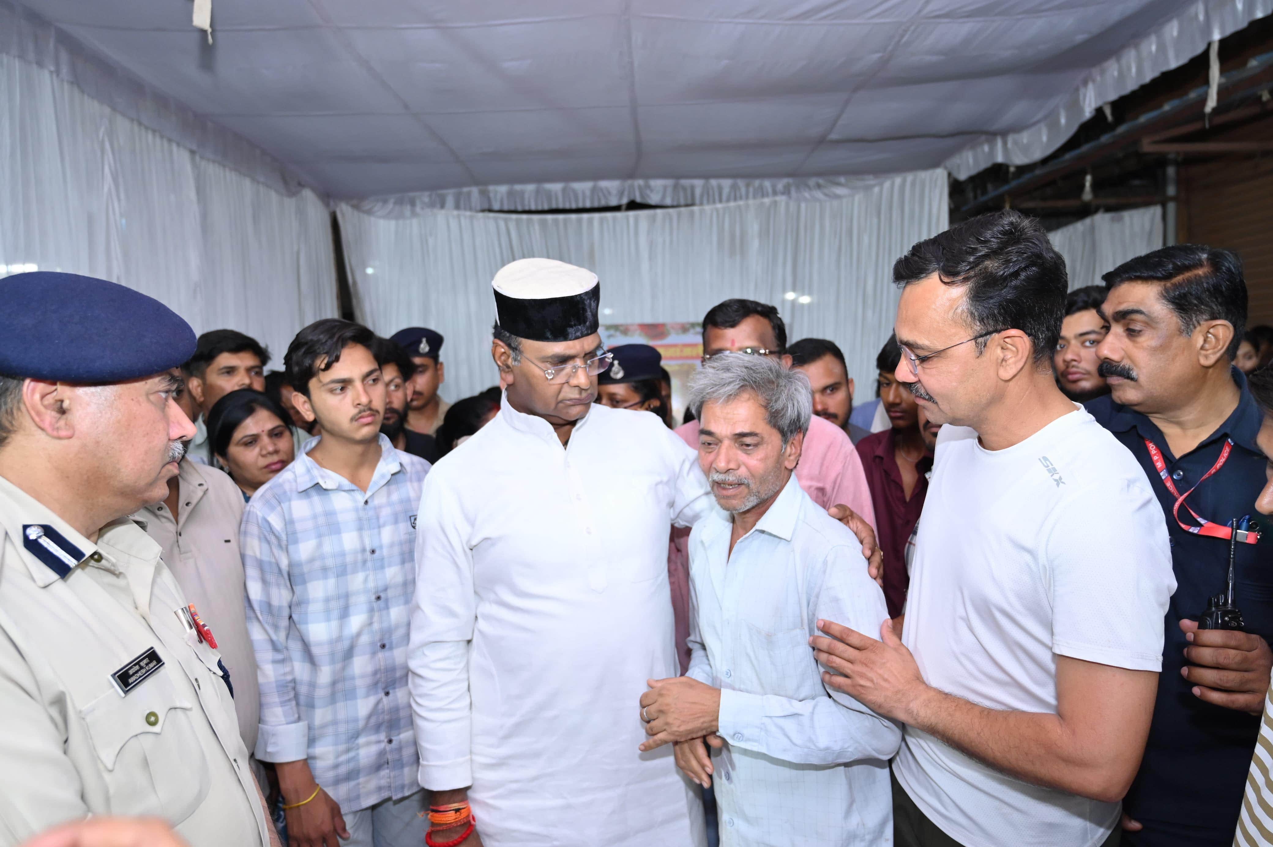 मंत्री विश्वास सारंग ने पीड़ित परिवार से की मुलाकात