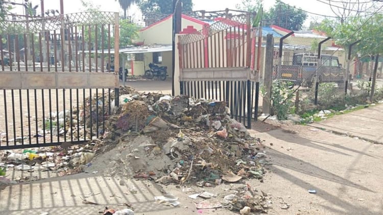 Sagar News: बिजली विभाग ने मांगा नौ लाख का बकाया बिल, बदले में नगर परिषद ने दफ्तर के गेट पर डलवा दिया कचरा