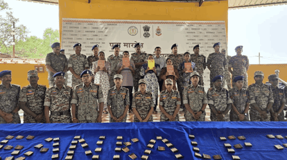 31 मार्च को बस्तर में बड़ा सरेंडर:33 नक्सलियों ने डाले हथियार, नक्सली डंप  से मिले 14 करोड़; 7 Kg गोल्ड बरामद - 33 Naxals Surrendered In Four  Districts Of Chhattisgarh Bastar Range