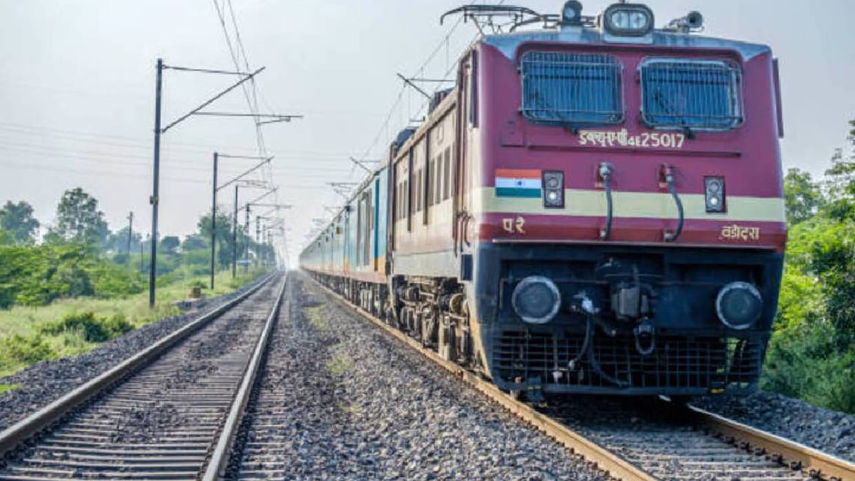 Rail Travel Under the 'Shield' of Kavach Modern Safety System to Launch in Railways from April 1st; Accidents