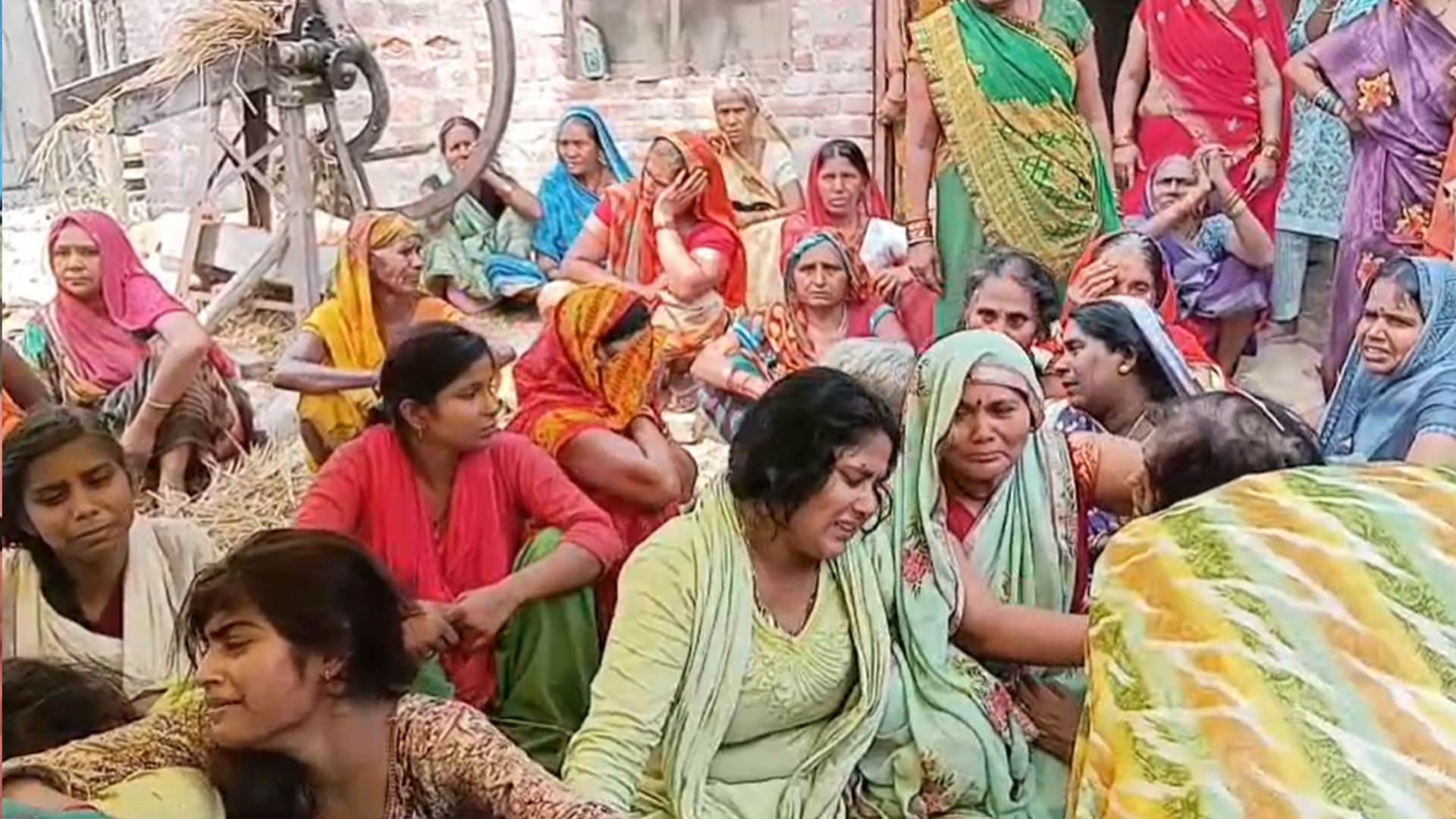 रोते- बिलखते परिजन