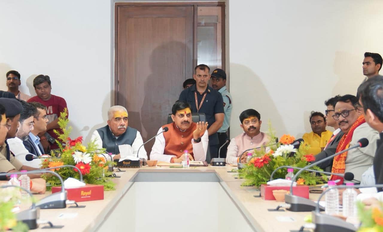 MP-UP Sahyog Sammelan: CM arrives in Kashi, visits Baba Vishwanath; says MP-UP will write a new chapter of dev