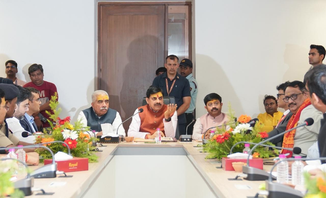 MP-UP Sahyog Sammelan: CM arrives in Kashi, visits Baba Vishwanath; says MP-UP will write a new chapter of dev