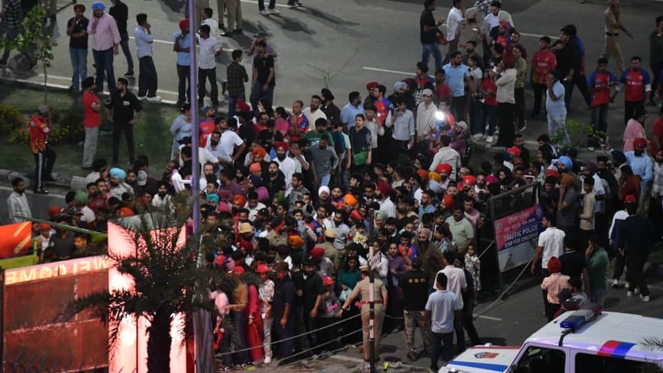 स्टेडियम में एंट्री के लिए लगी दर्शकों की भीड़।