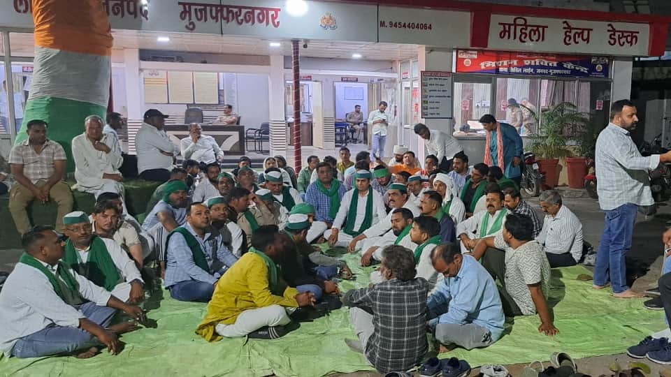UP: Anger erupted in Muzaffarnagar over the arrest of Rakesh Tikait, workers surrounded the police station
