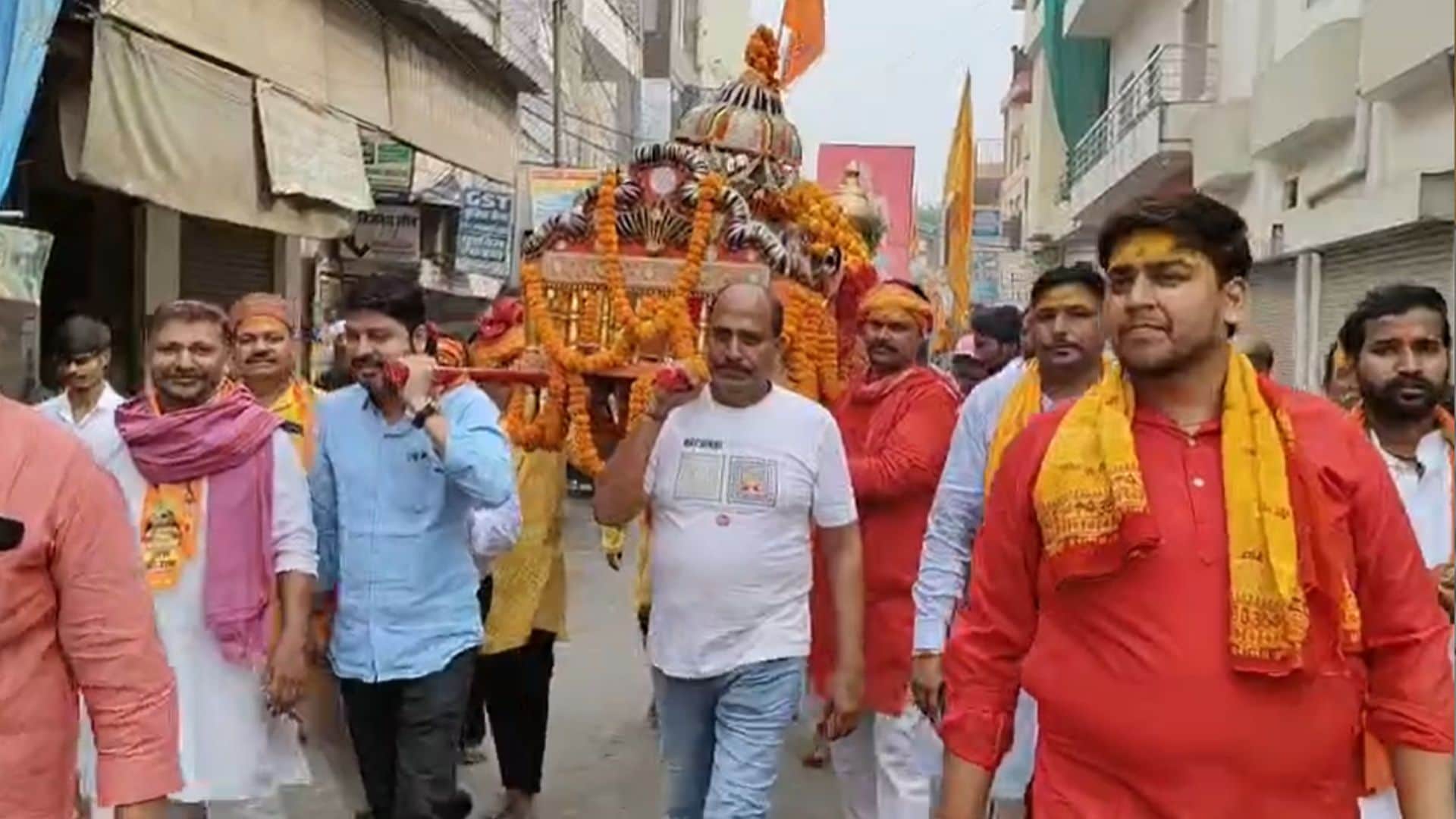 शोभायात्रा में शामिल श्रद्धालु