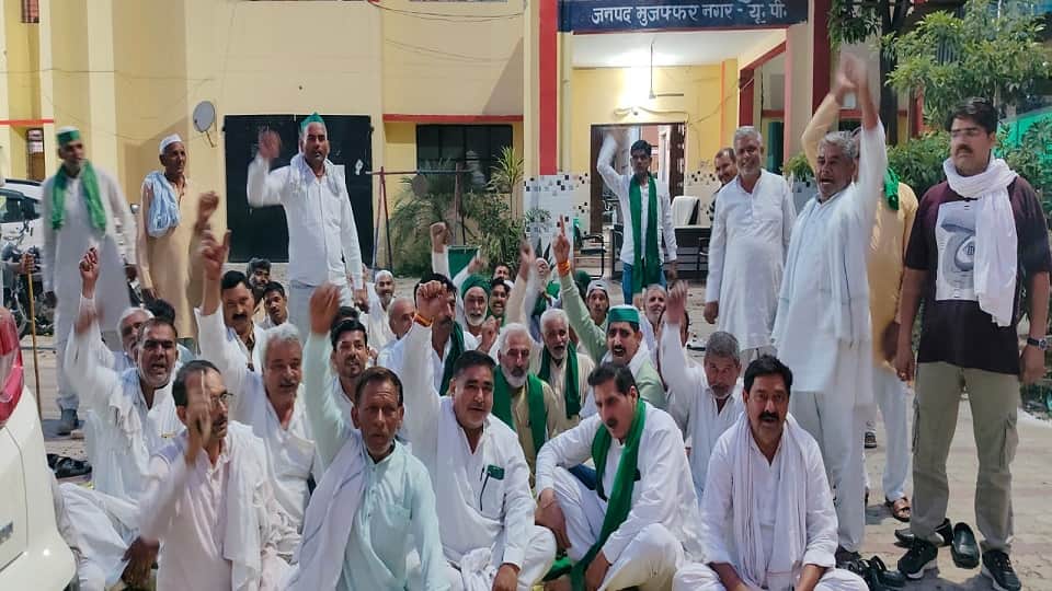 UP: Anger erupted in Muzaffarnagar over the arrest of Rakesh Tikait, workers surrounded the police station