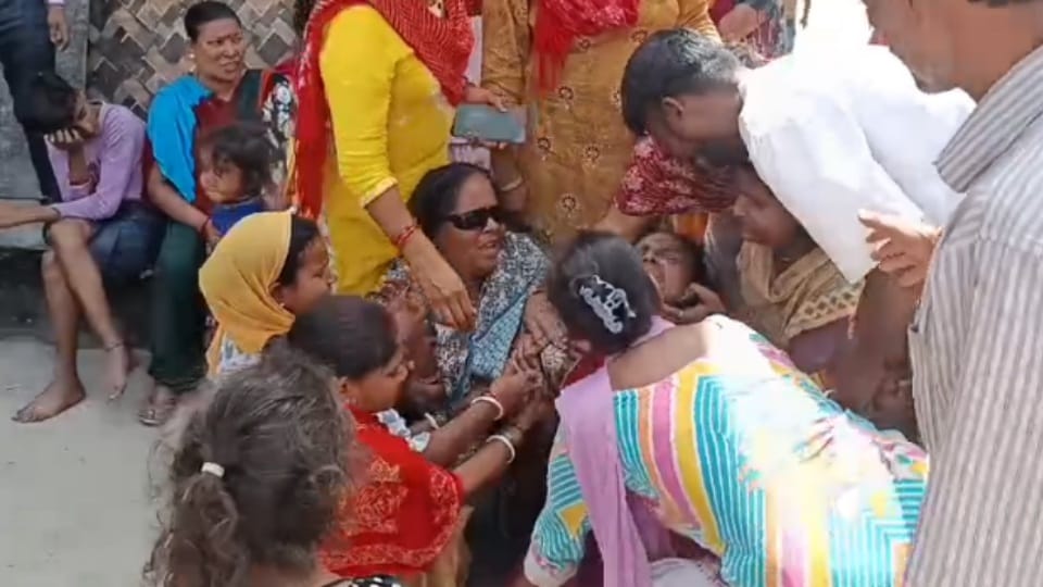 विलाप करते परिजन।