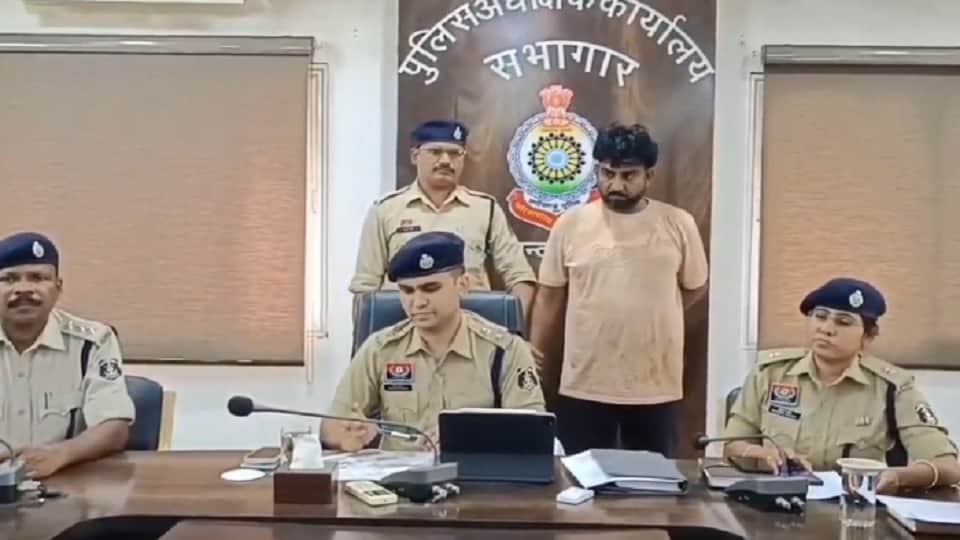 घटनाक्रम की जानकारी देती पुलिस।
