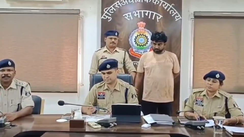 घटनाक्रम की जानकारी देती पुलिस।