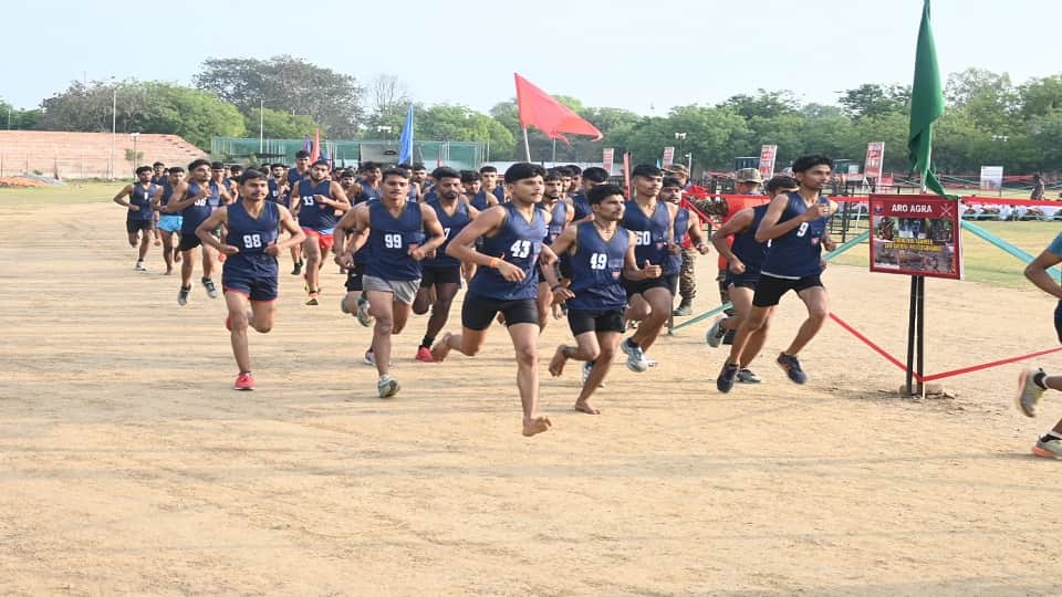 अग्निवीर भर्ती में दाैड़ते युवा। -फाइल फोटो