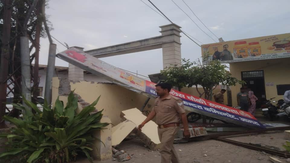 आंधी में पुलिस चौकी की दीवार गिरी