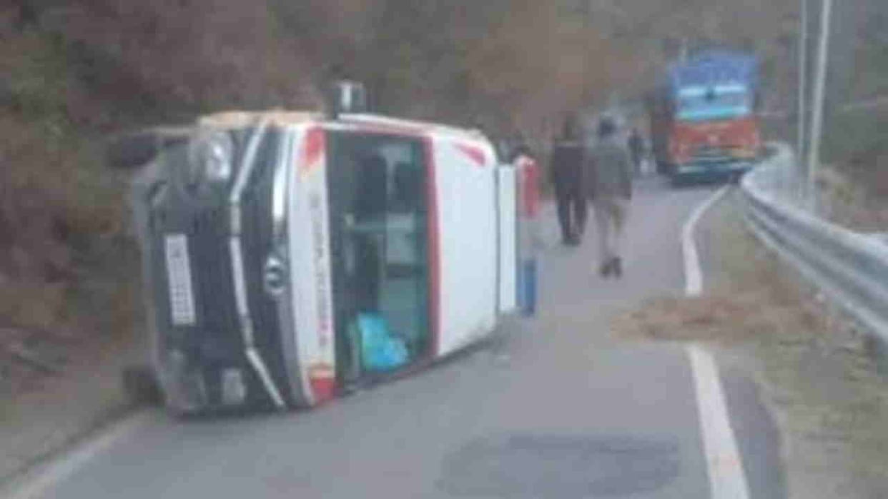 Ambulance overturned on the road near Adibadri Randoli Chamoli Karanprayag news