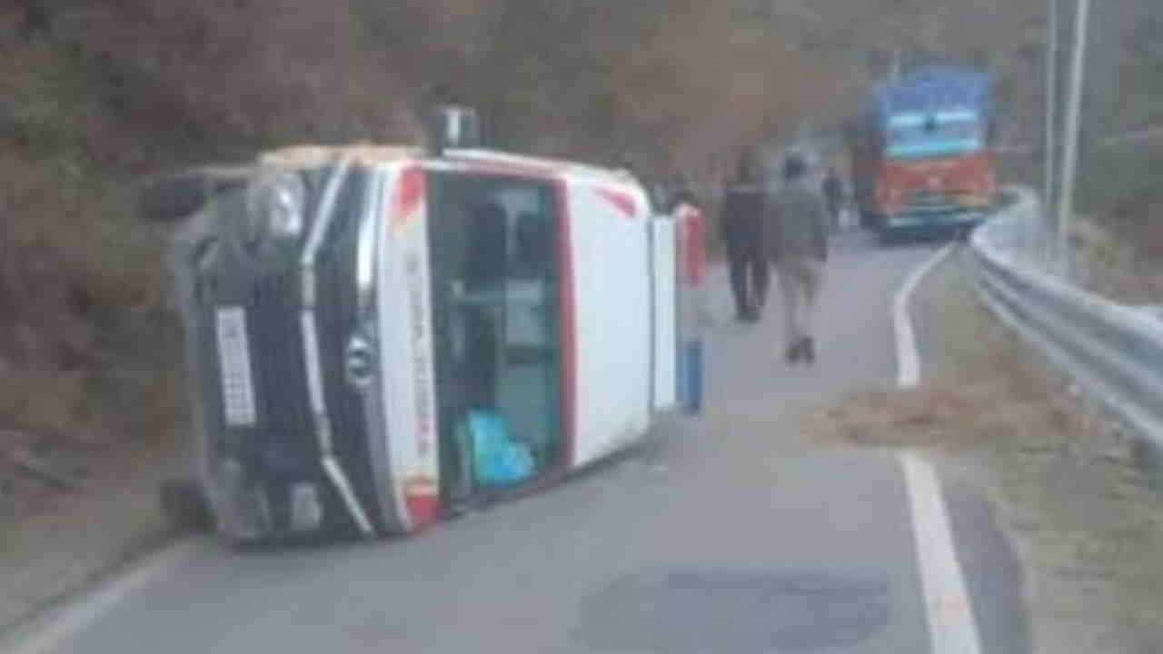 एंबुलेंस पलटी